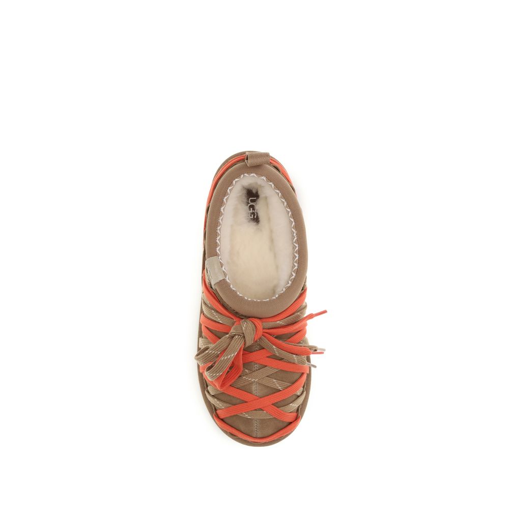 UGG Sandalen mit Multicolor-Wildlederriemen
